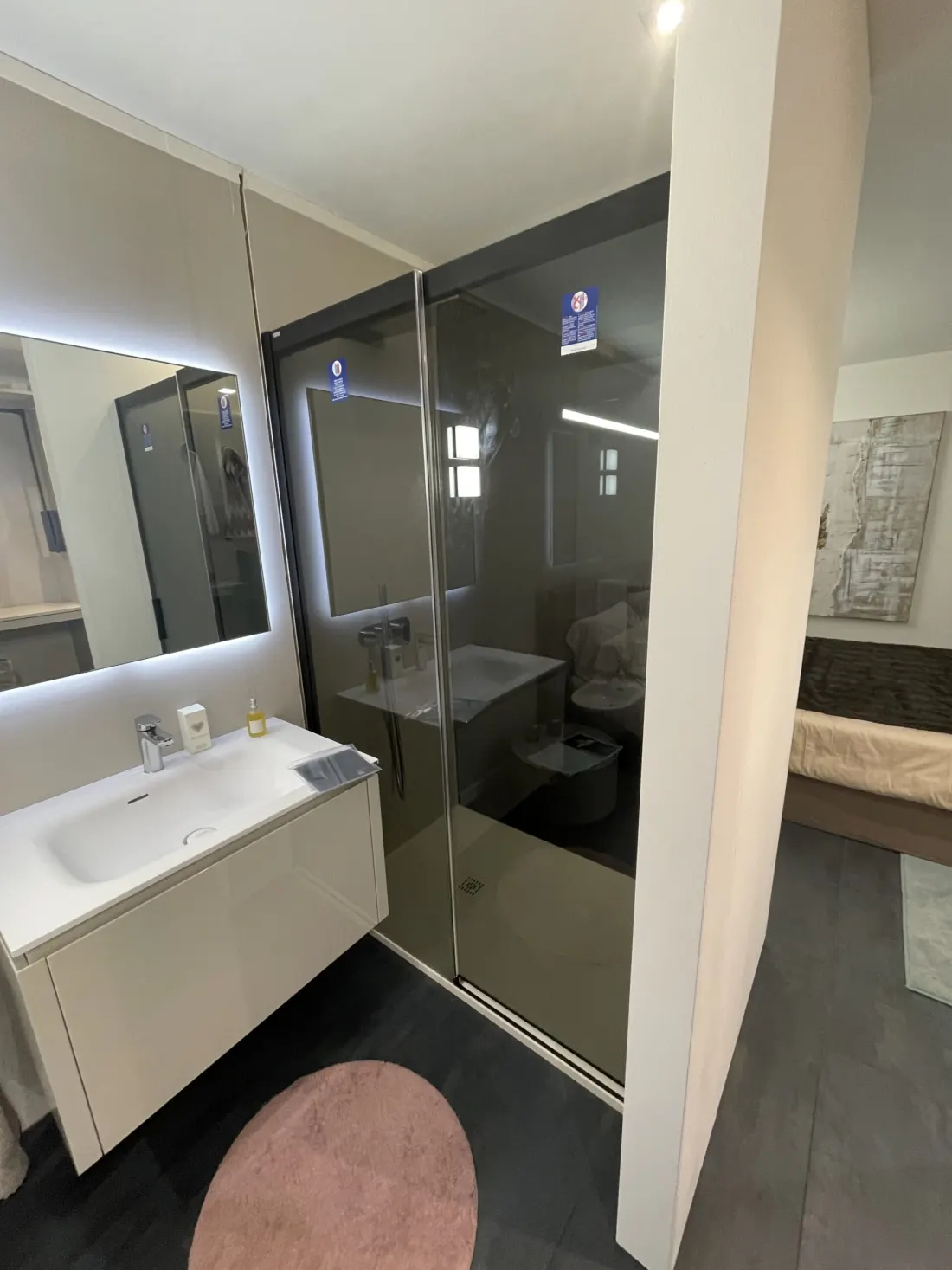 Cadenazzo: doccia con parete in vetro e mobile lavabo