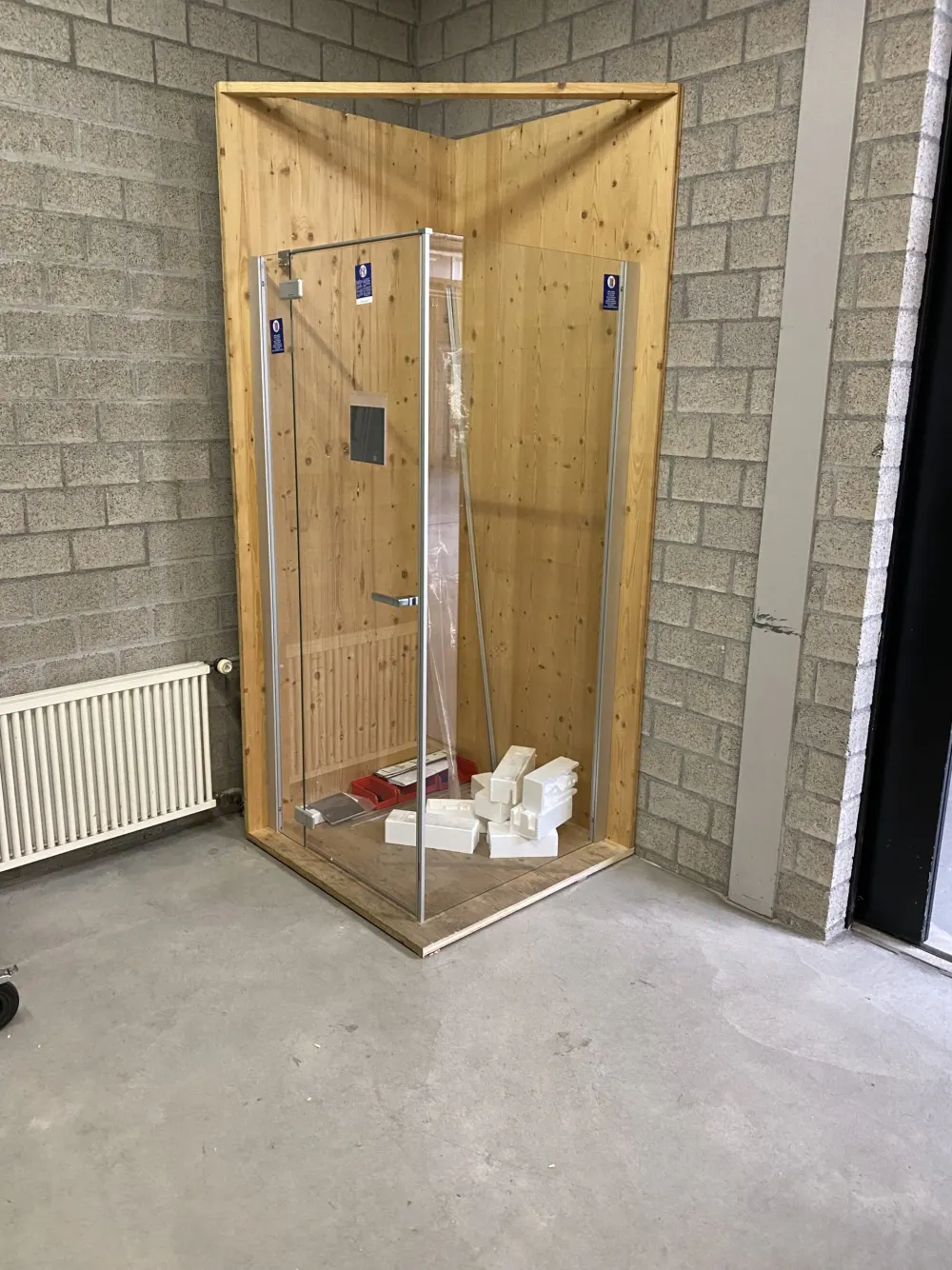 Cabina Glass in legno e vetro montata