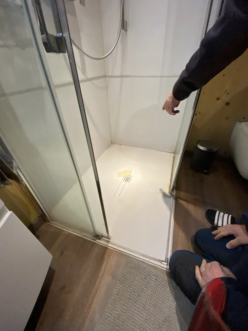 S. Vittore: il bagno al sopralluogo, con la vecchia doccia